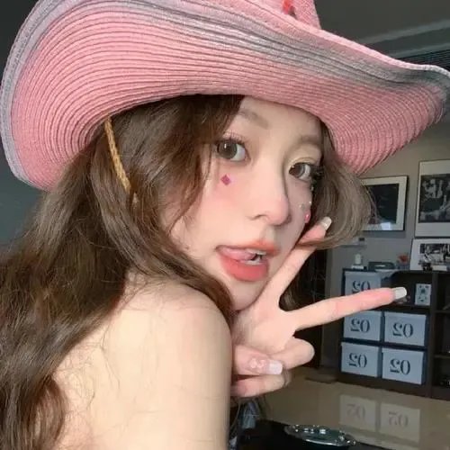 戴流苏耳环的少女